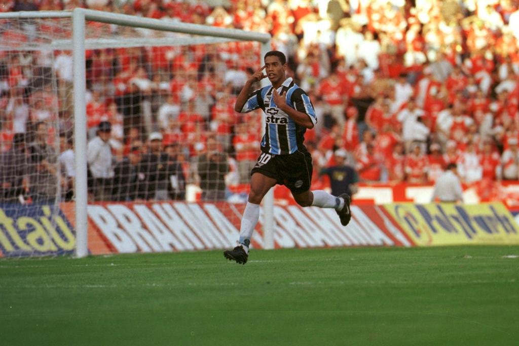 Ronaldinho faz golaço e promete torcida pelo Grêmio no Mundial