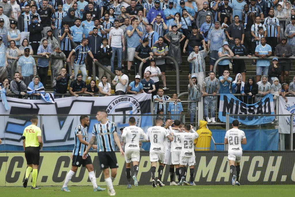 Corinthians fica no empate com o Grêmio em jogo de oito gols no Brasileirão