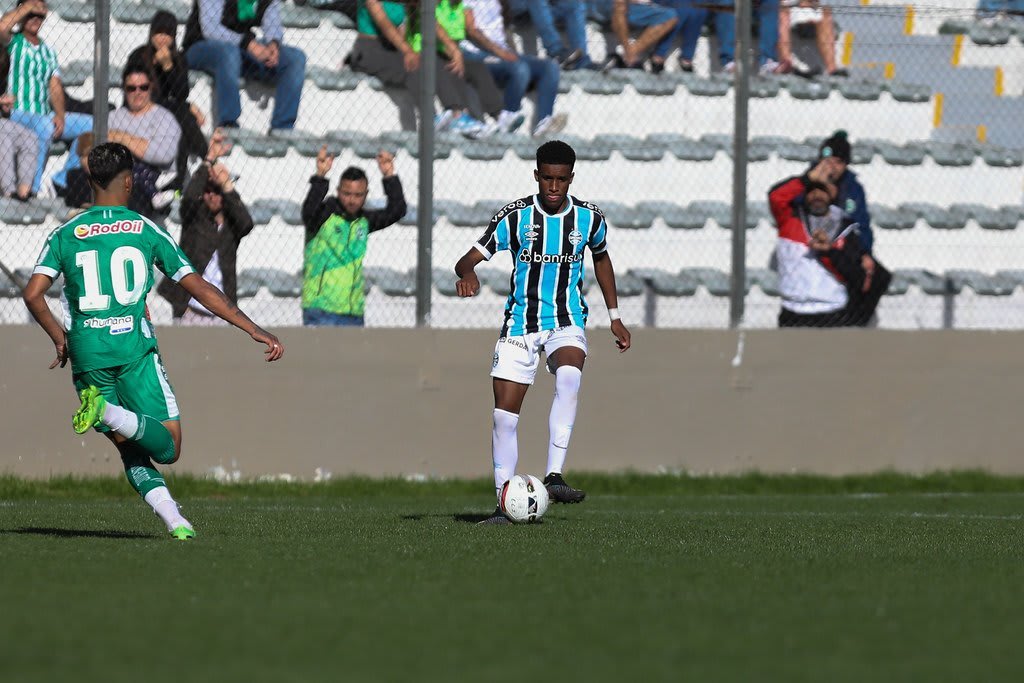 Após cirurgia, Grêmio aguarda por retorno de Ferreira em julho e