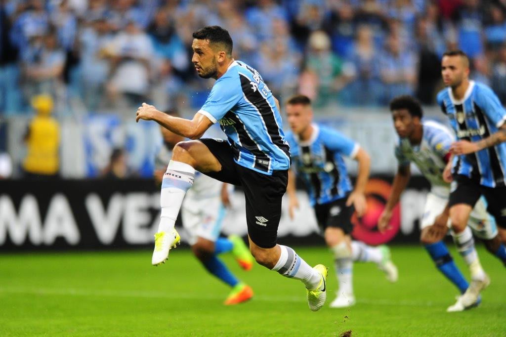 Vice do Grêmio não descarta negociação de Edílson: A multa é alta