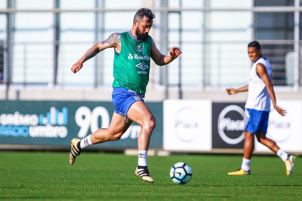 Grêmio espera Douglas para decisão contra o Barcelona