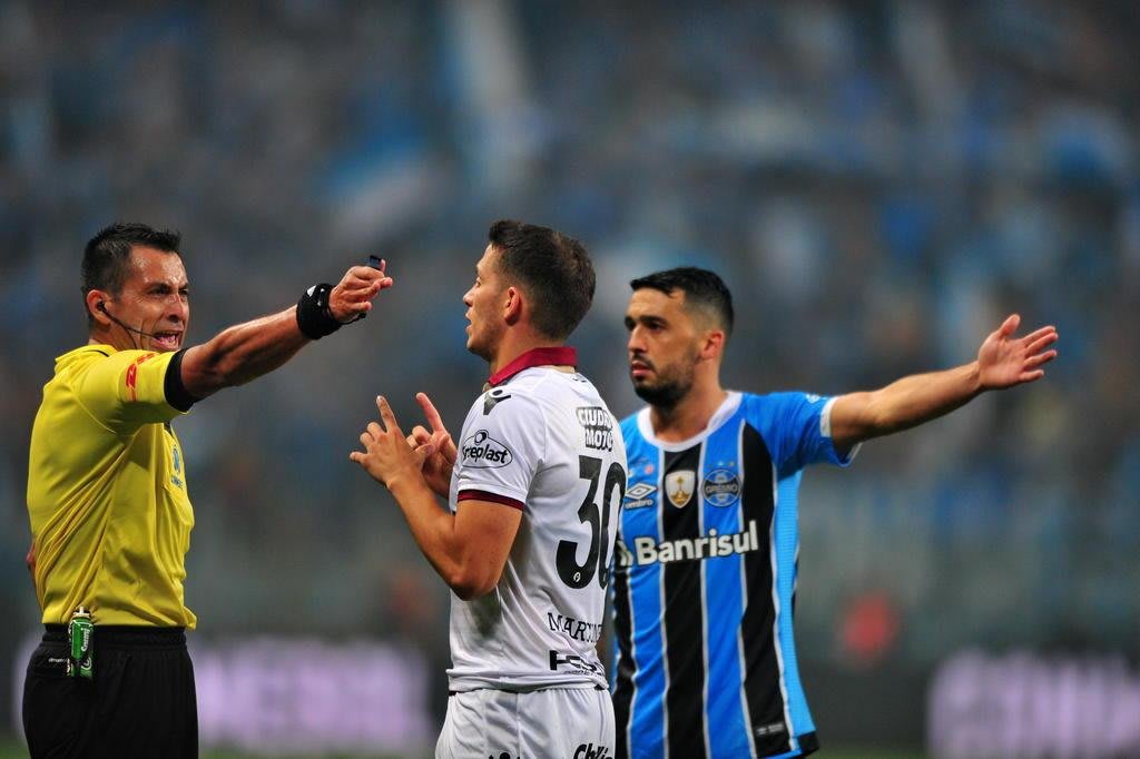 Arnaldo Cezar Coelho revela detalhes da falha do árbitro de vídeo em Grêmio x Lanús