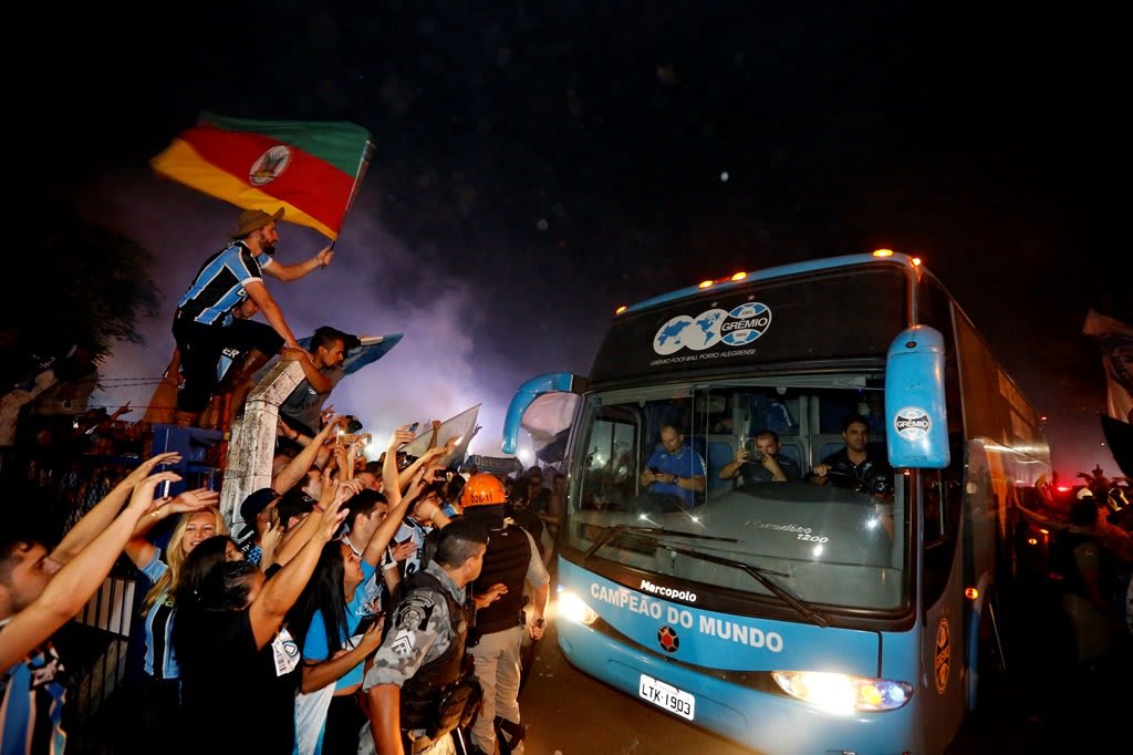 Com alentaço da torcida, Grêmio embarca à Argentina para final contra o Lanús