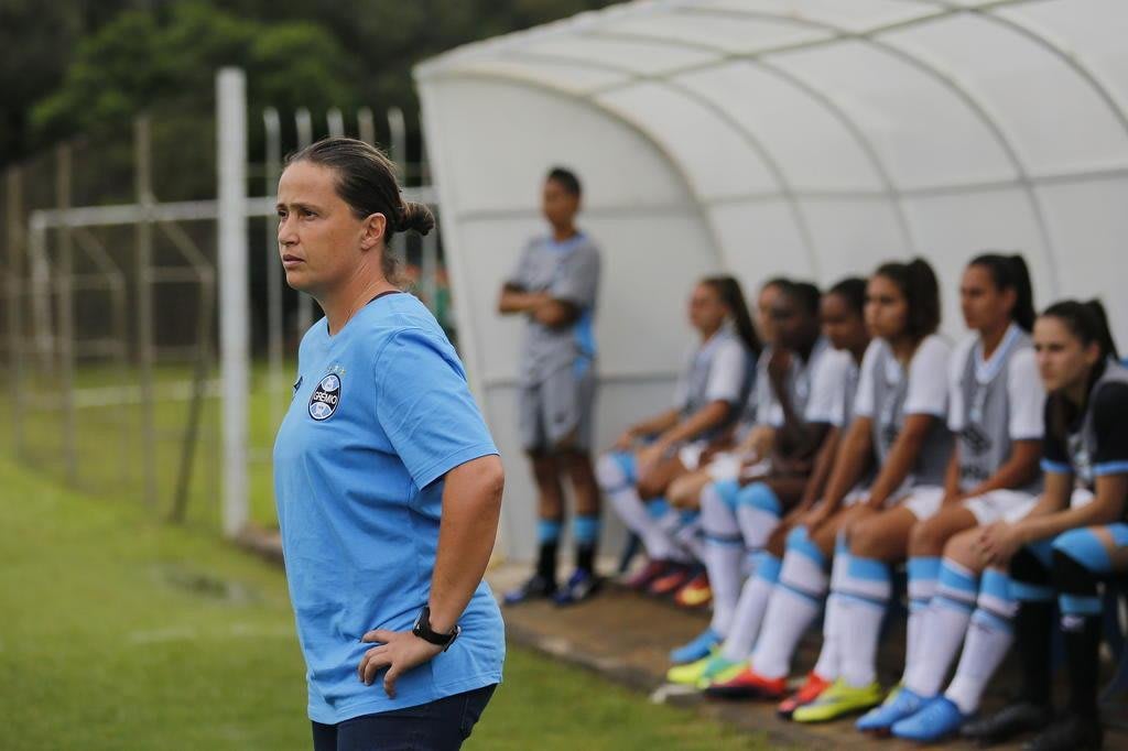 Treinadora do Grêmio será anunciada como auxiliar técnica do Inter