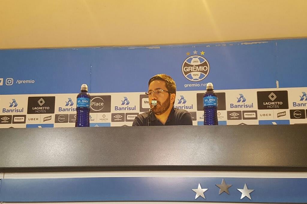 Diretor do Grêmio fala em  dificuldades, mas admite conversas para contratar centroavante