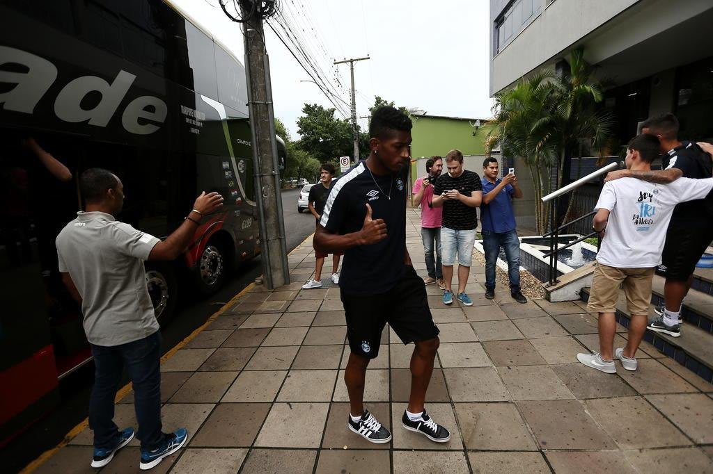 Com pouco assédio de torcedores, time de transição do Grêmio chega a Santa Cruz