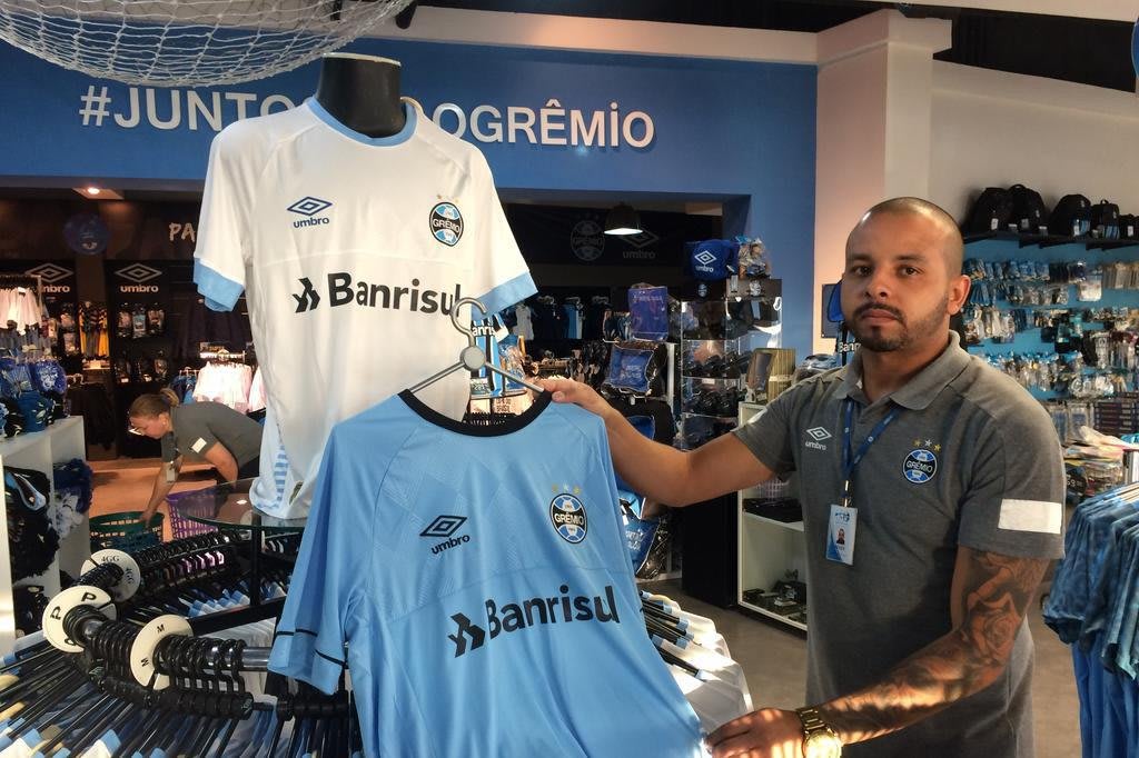 Camisa do Grêmio inspirada na seleção uruguaia é sucesso de vendas na Arena