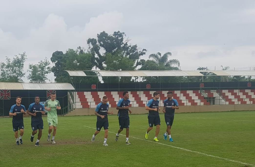 Sem Renato e com 27 atletas, Grêmio faz primeiro treino no Rio após eliminação