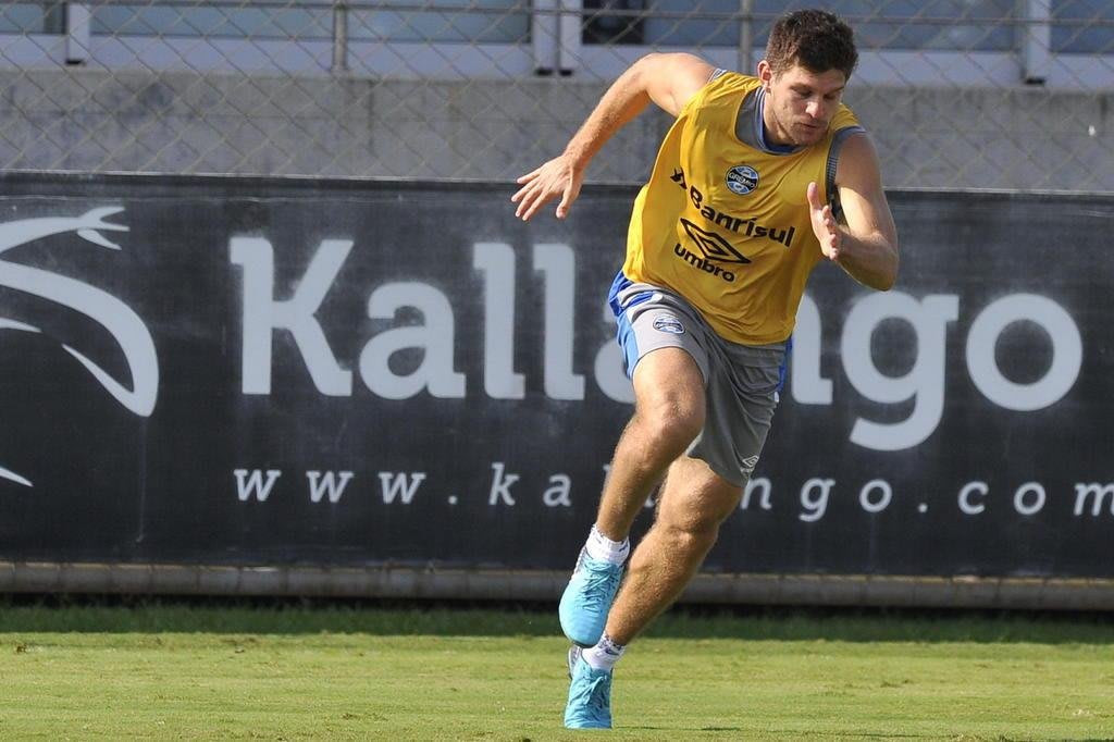 Escassez de zagueiros preocupa o Grêmio na reta final do Brasileirão