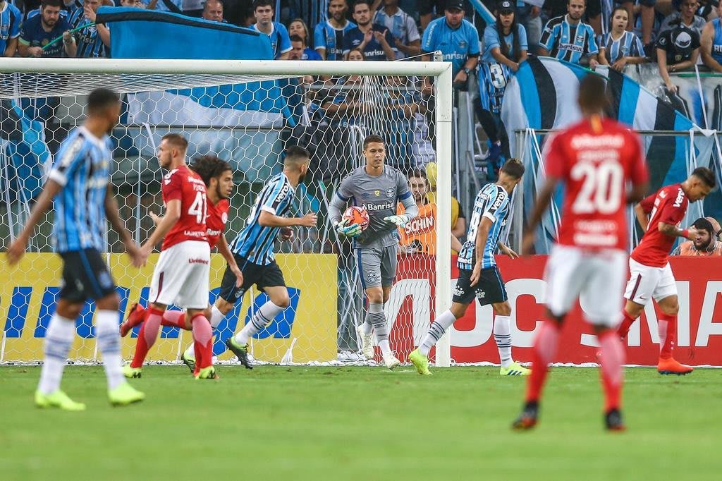 Titular no Gre-Nal, Brenno festeja fase no Grêmio: Passa um filme