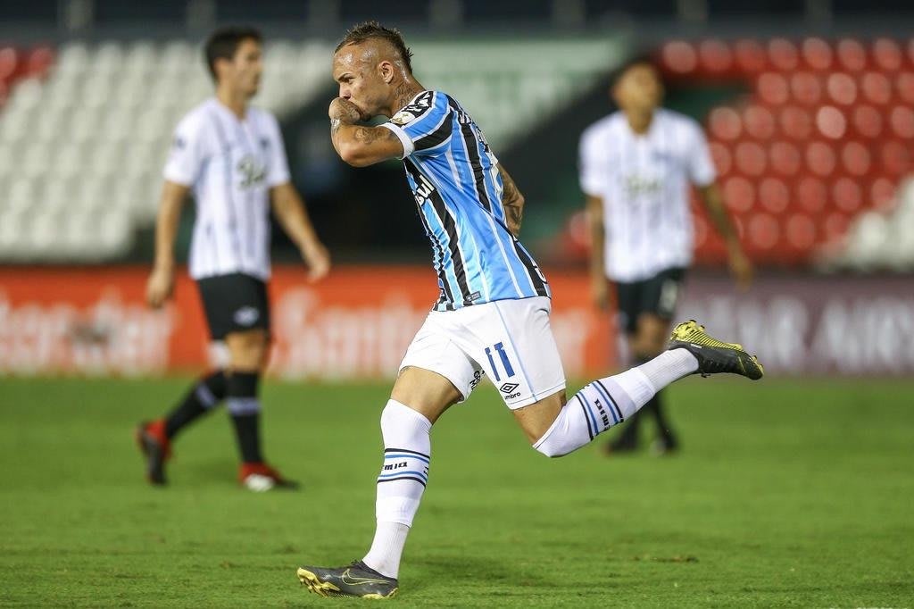 Com Everton como personagem central, Grêmio recebe o Libertad na partida de ida das oitavas da Libertadores