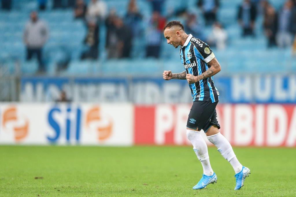 Mais dentro do que fora: Grêmio projeta a permanência de Everton até o final de 2019