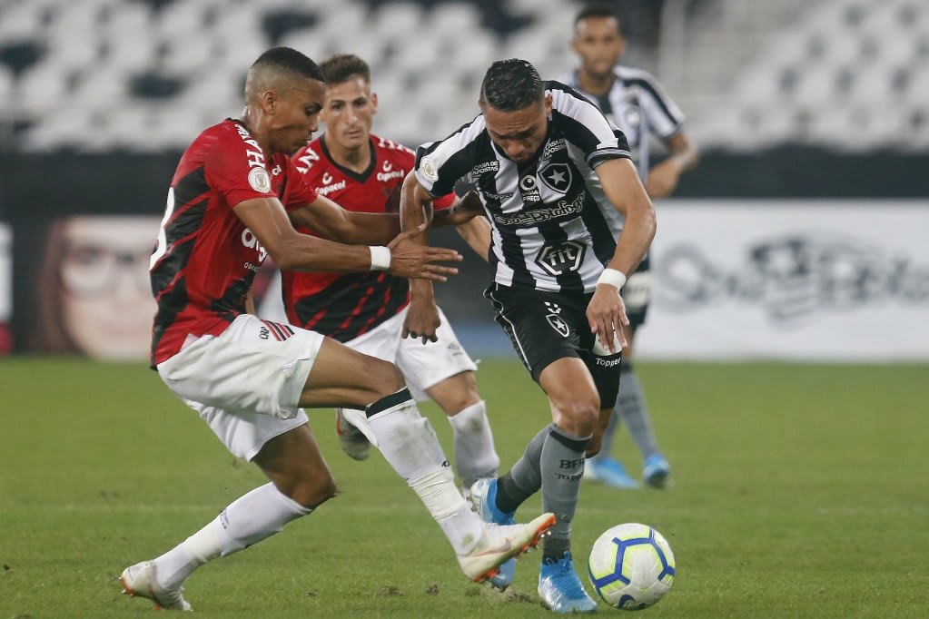 Athletico-PR tem desfalque na zaga e uma dúvida no meio-campo para encarar o Grêmio