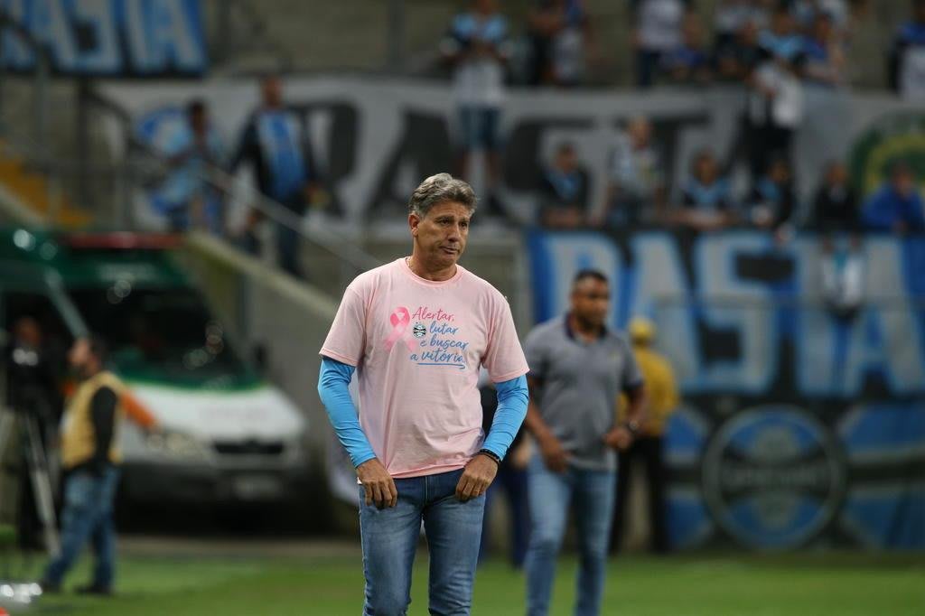 Renato analisa desempenho gremista e reclama de retranca do adversário