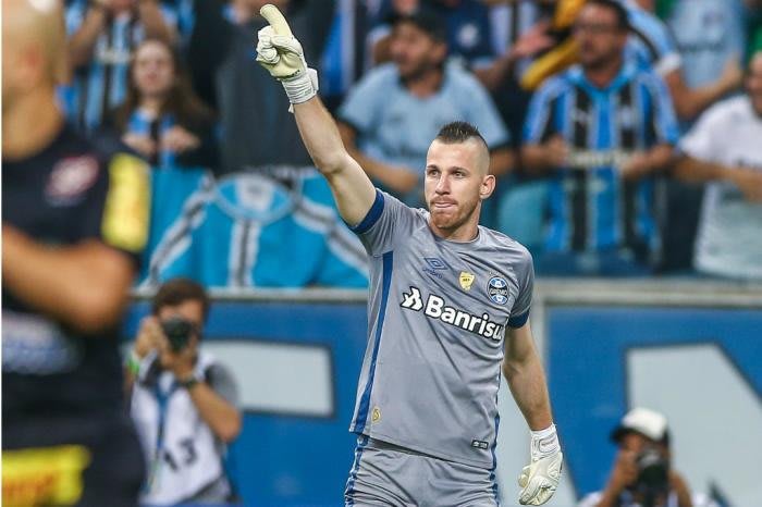 Goleiro com assistência, Paulo Victor completa 100 jogos pelo Grêmio contra o Fortaleza