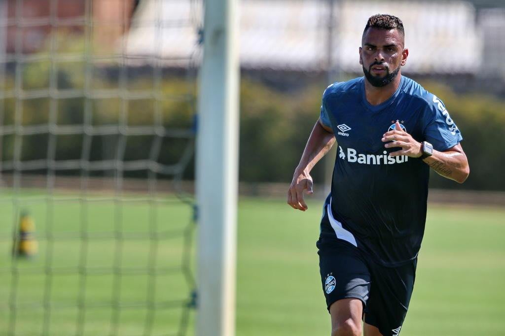 Maicon está fora do jogo contra o São Paulo