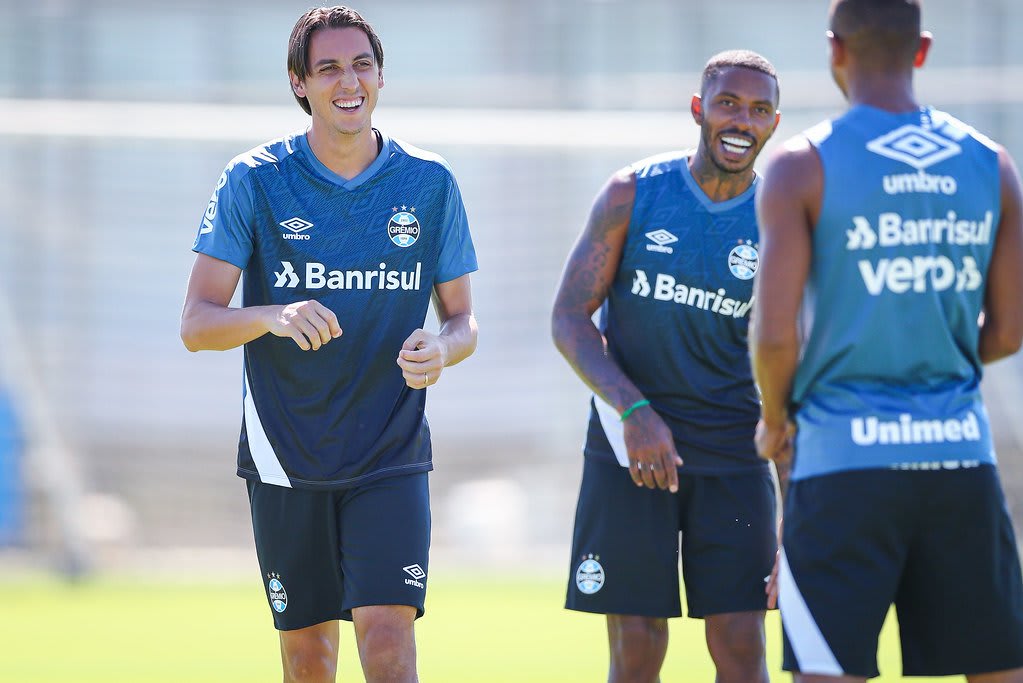 Geromel é preservado de treino novamente, mas deve jogar o Gre-Nal