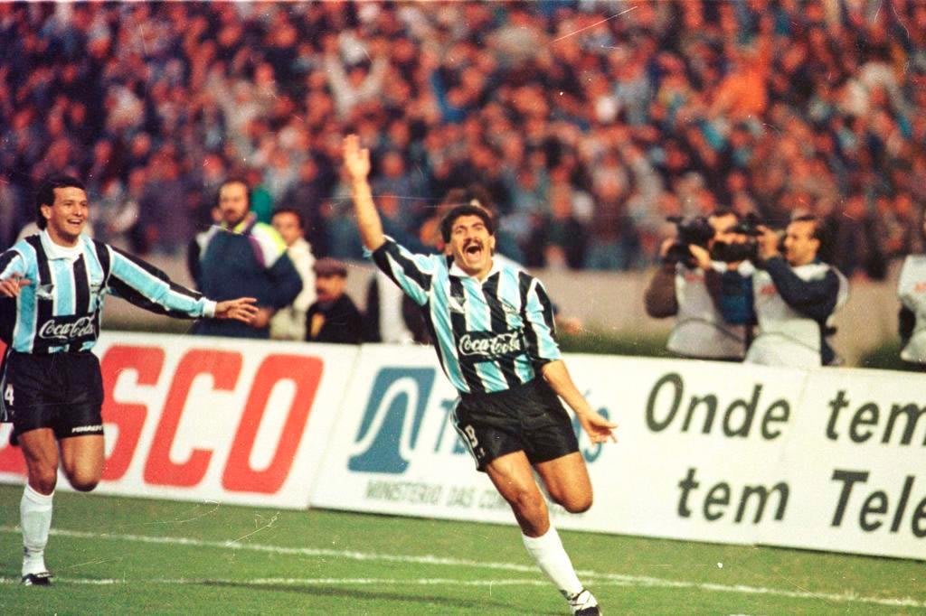 Herói da Copa do Brasil de 1994 pelo Grêmio vende faixas e medalhas para doar cestas básicas