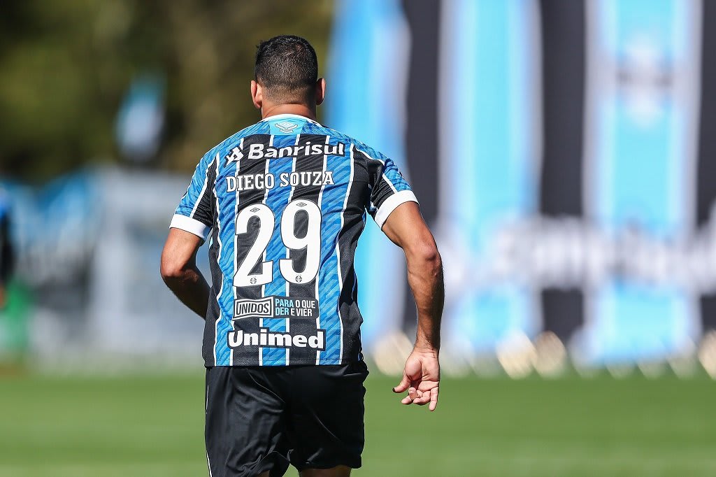 Há cinco jogos sem gols, Diego Souza muda papel no time do Grêmio