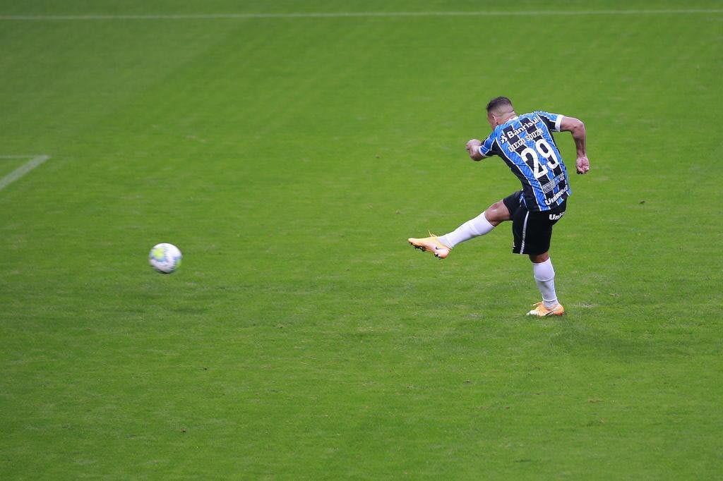 Autor do gol do Tricolor, Diego Souza explica pênalti perdido e questiona expulsão gremista