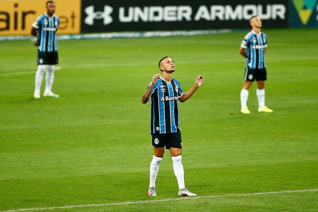 Grêmio vence São Paulo de virada e entra no G4 do Brasileirão