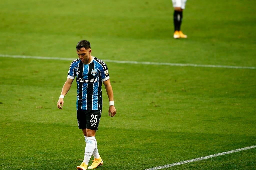 Com possibilidade de saída do Grêmio, Pepê não marca gol com a bola rolando há 11 jogos