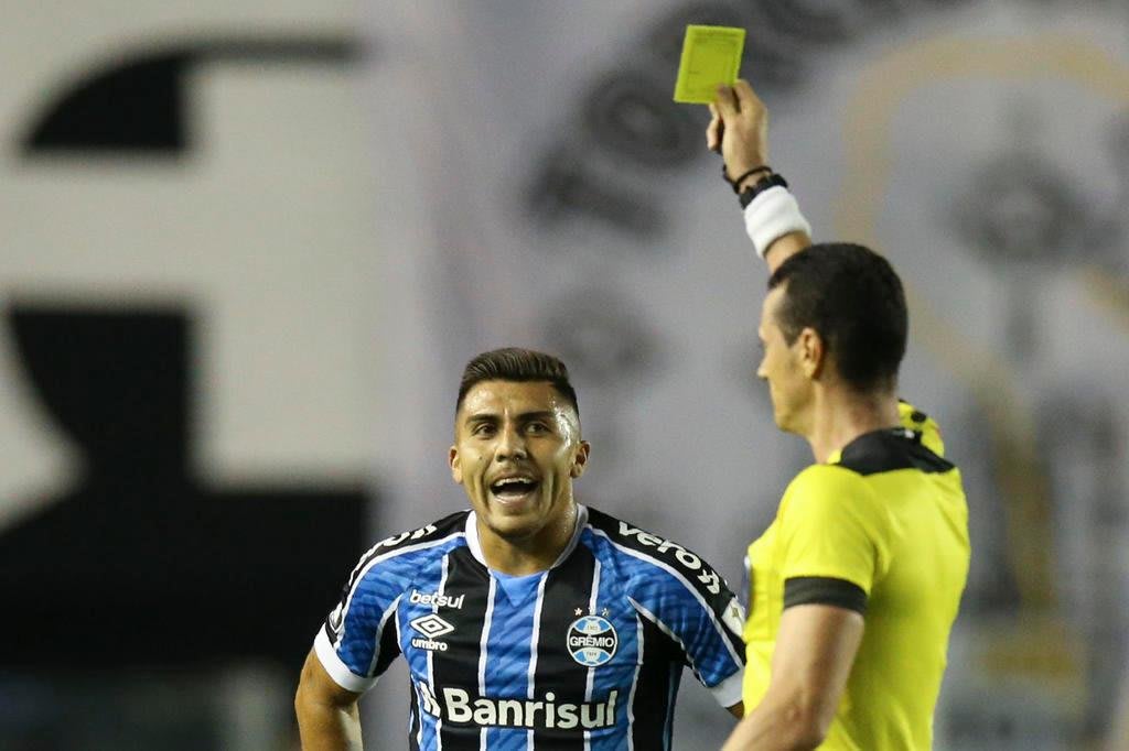 Após ficar fora contra o Botafogo, Pinares volta ao time do Grêmio contra o São Paulo