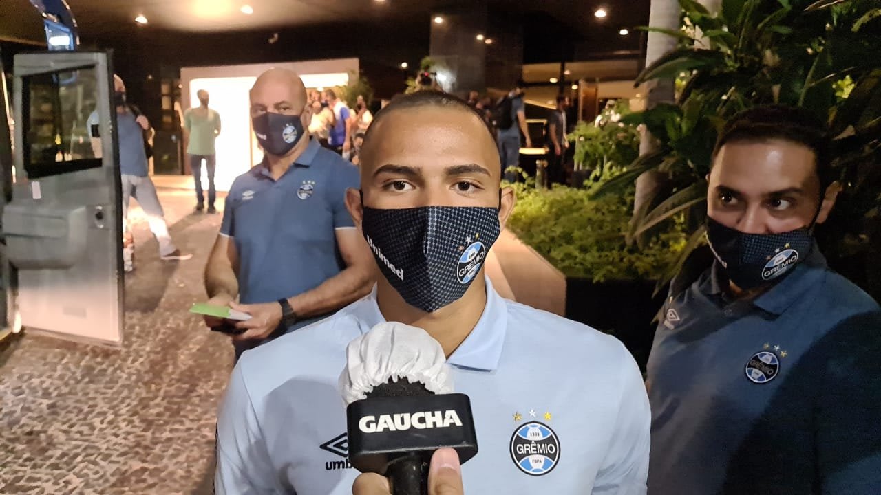 Felicidade pelo gol e parceria com Victor Ferraz: um bate-papo com Vanderson, promessa do Grêmio