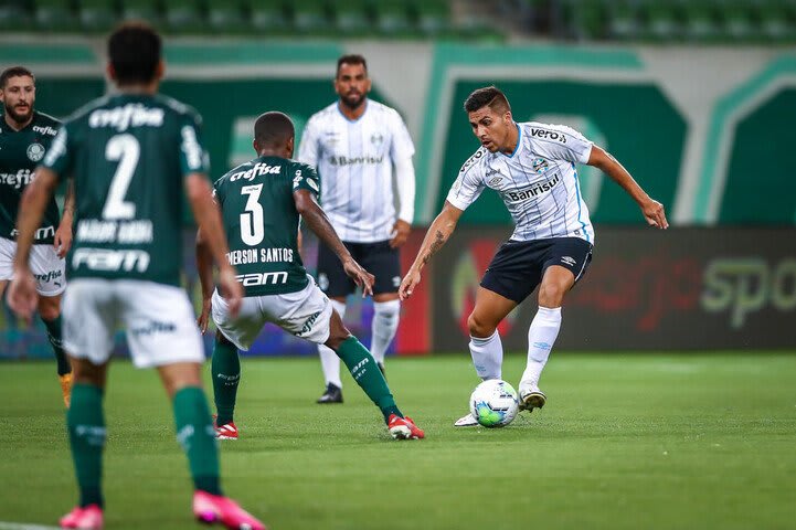 Por adaptação ao gramado sintético, Renato diz que Grêmio avalia treinar no Passo D Areia