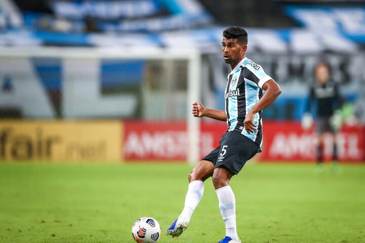 Thiago Santos deixa campo com dor na coxa e vira preocupação para o Grêmio no Gre-Nal