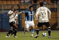 Bucha de Douglas deu a última vitória do Grêmio sobre o Corinthians em São Paulo