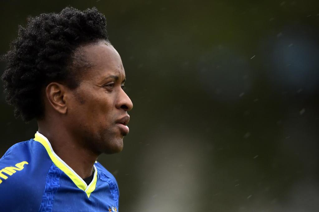 Improvisado, Zé Roberto deixa futuro na lateral para Felipão decidir