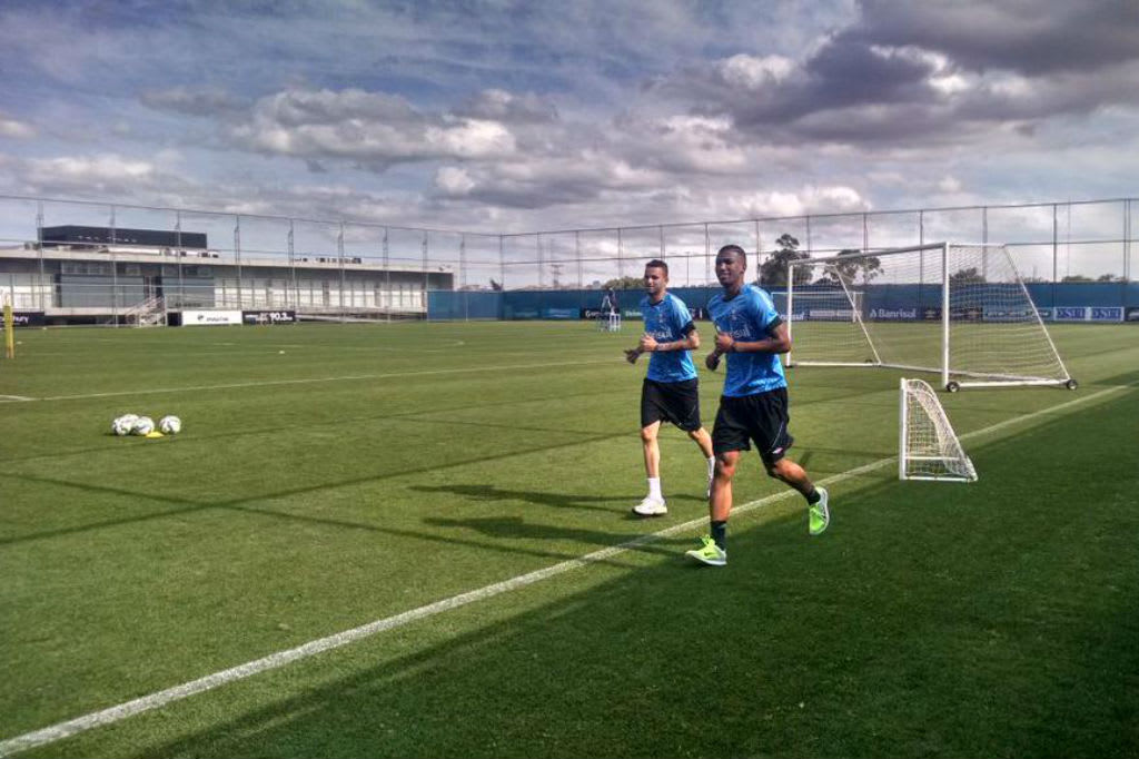 Luan e Walace se reapresentam e correm no CT Luiz Carvalho