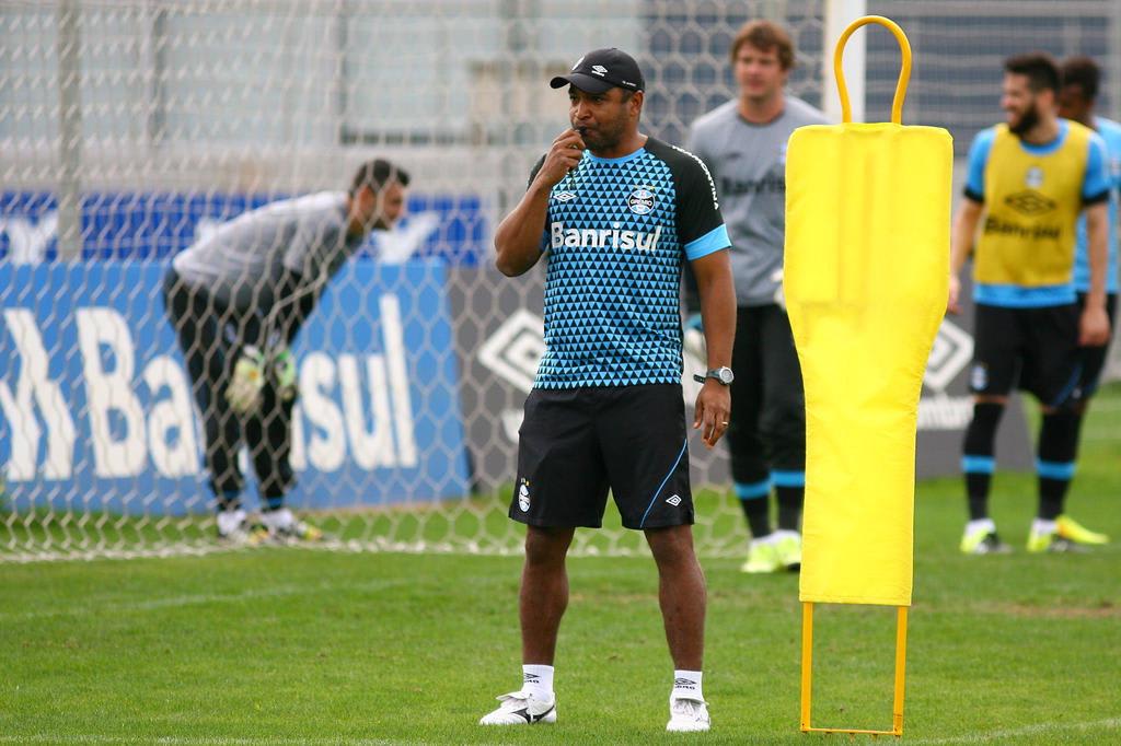 Luiz Zini Pires: só Roger conseguirá salvar o meio-campo gremista