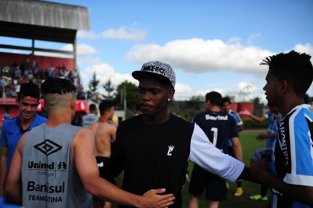 No dia do aniversário, Lincoln comemora conquista do Gauchão Sub-17 com ex-companheiros