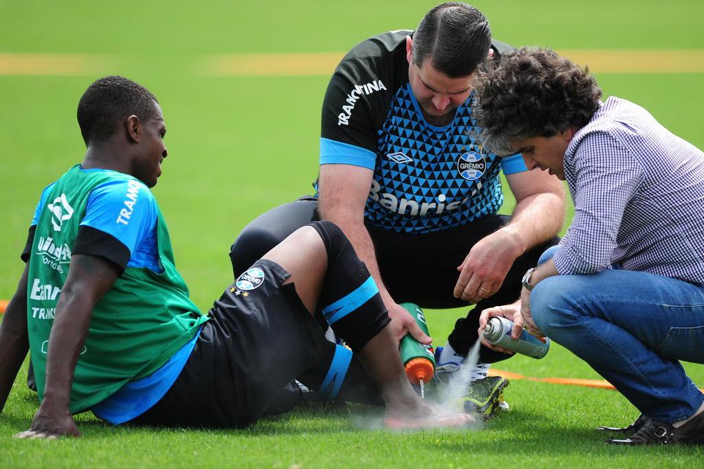 Lincoln leva pancada no pé direito em treino e será reavaliado