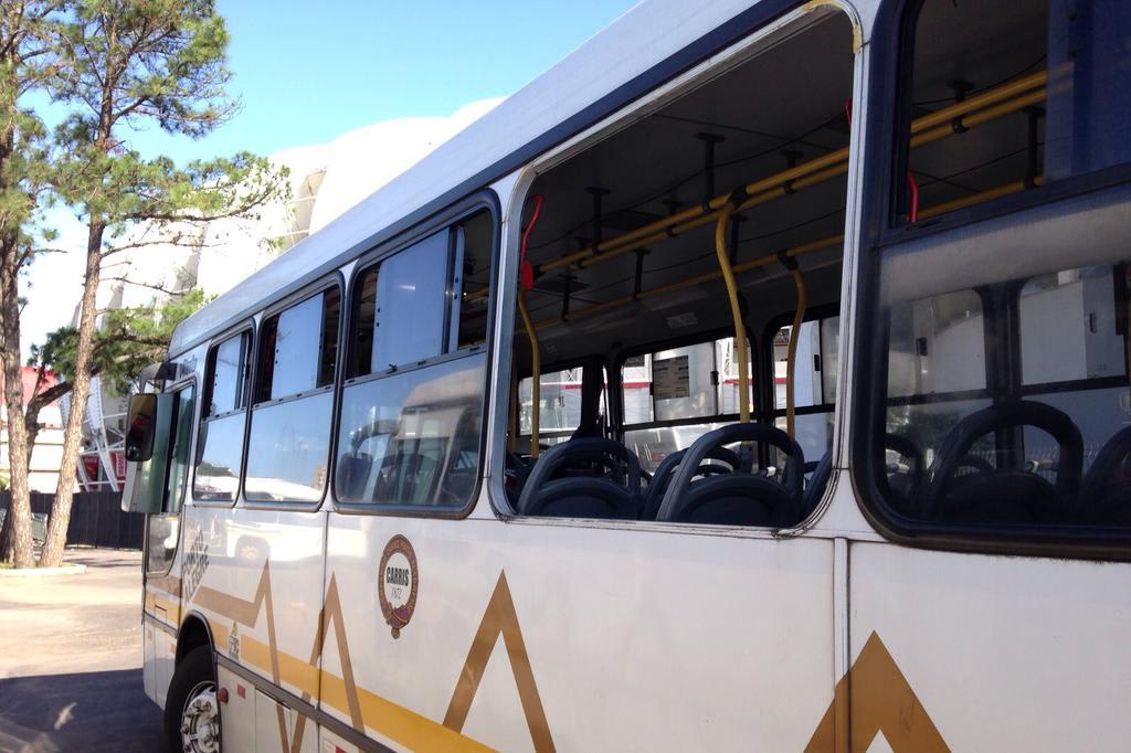 Torcida do Grêmio quebra ônibus e é impedida de entrar no Beira-Rio