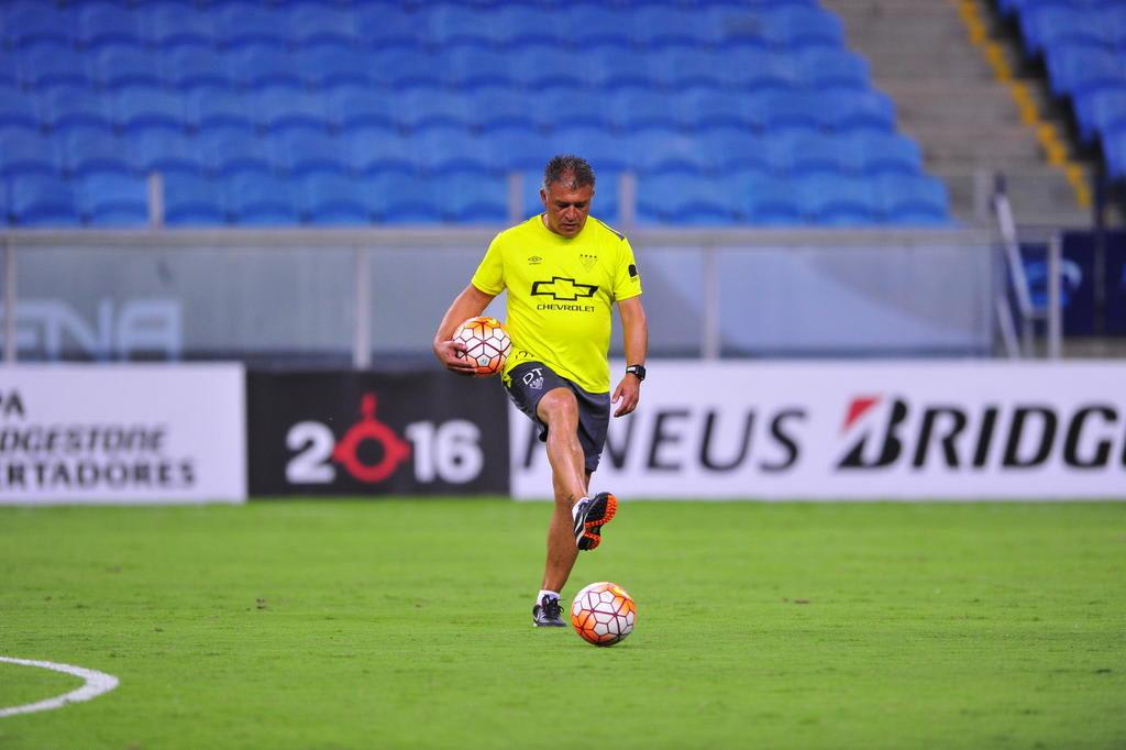 Antes de pegar o Grêmio, LDU demite o técnico Claudio Borghi