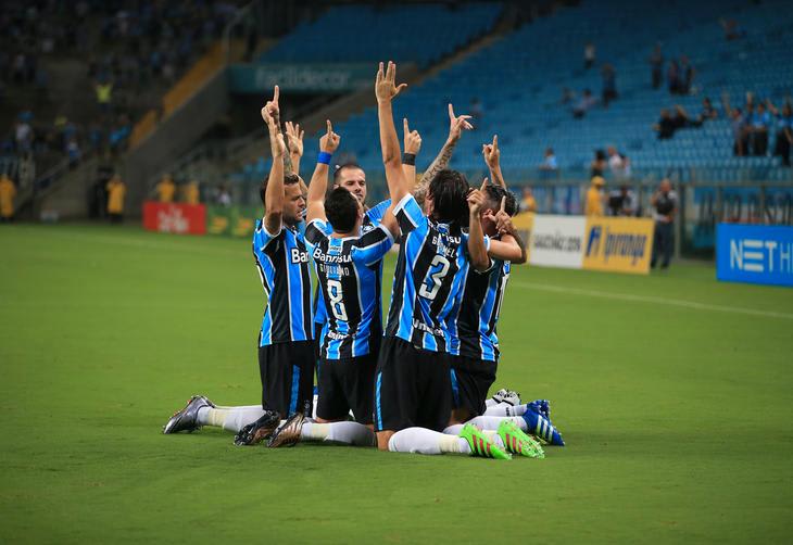 Jogadores do Grêmio celebram classificação e começam a pensar na LDU