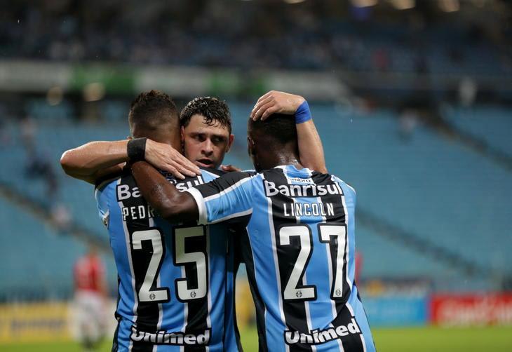 Giuliano brilha com gol e passe em goleada do Grêmio