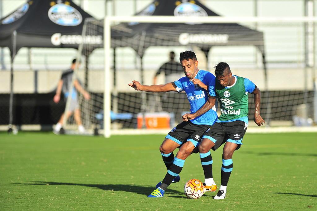 Bolaños treina com o grupo do Grêmio, mas só deve voltar diante do Juventude