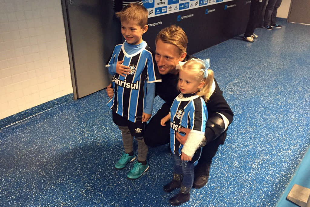 Grêmio estipula prazo para fechar negócios com Arroyo e Lucas Leiva