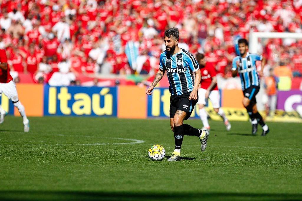 Douglas provoca Inter após vitória no Gre-Nal