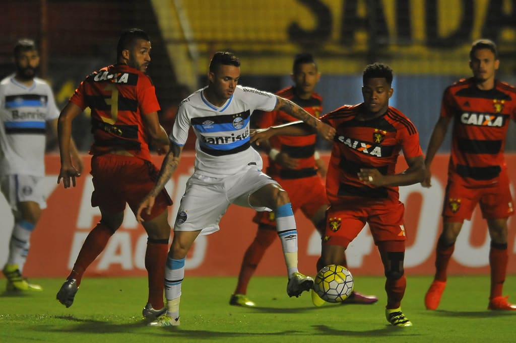 Grêmio sai atrás, reage, mas falha na bola aérea e leva 4 a 2 do Sport