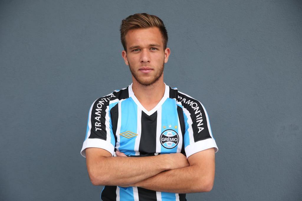 Grêmio renova contrato com o volante Arthur, capitão do sub-20