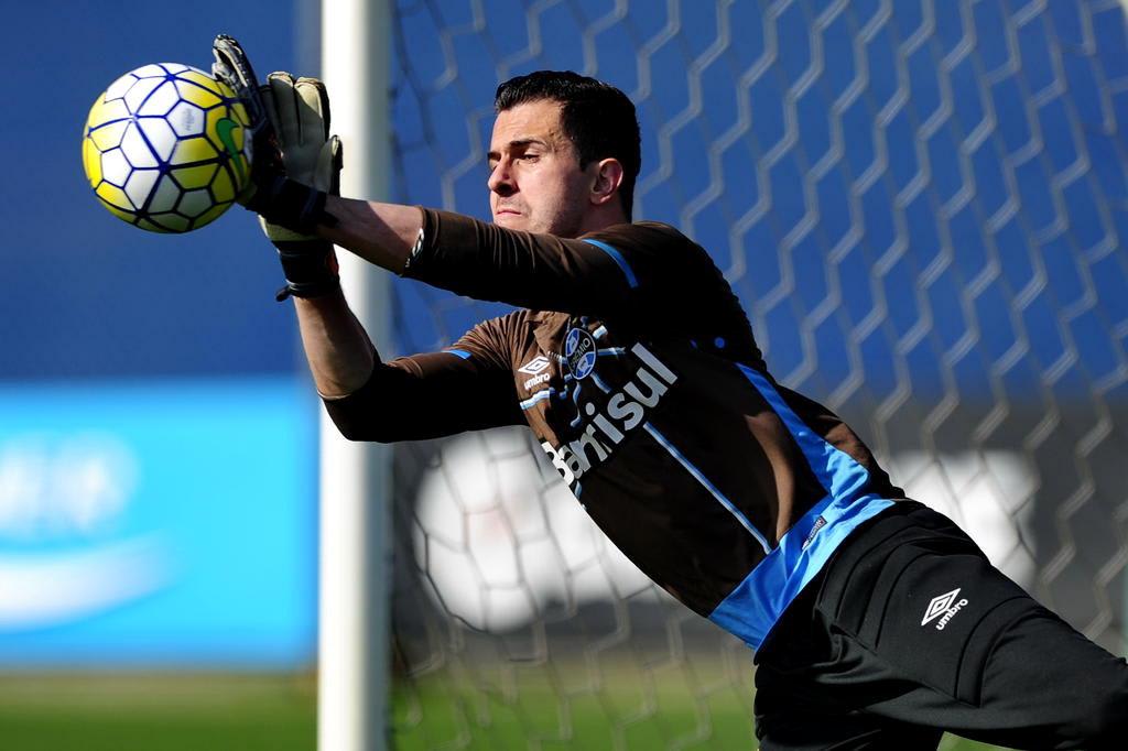 Ainda com dor, Grohe deve desfalcar o Grêmio no Gre-Nal