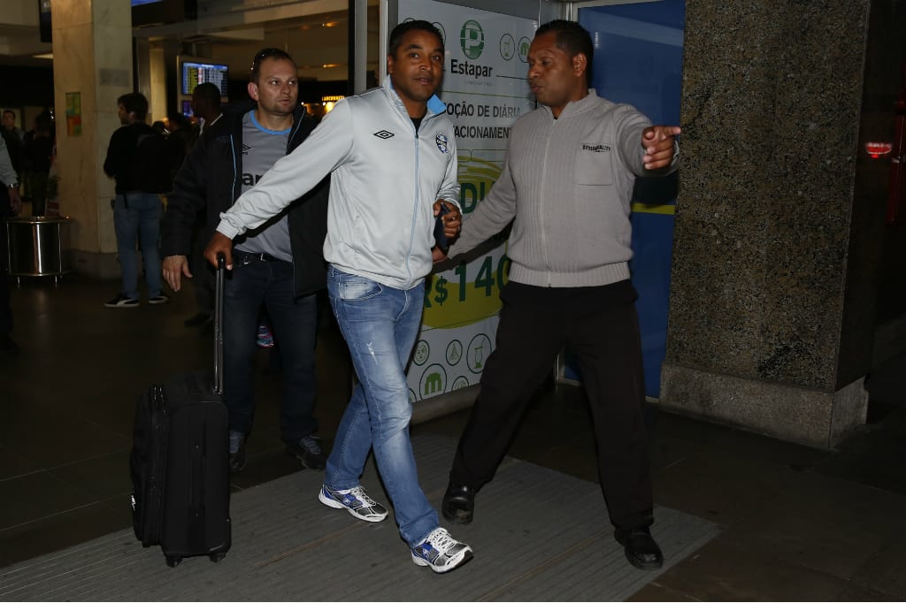 Em desembarque do Grêmio após goleada, Roger nega ter sido hostilizado em Curitiba