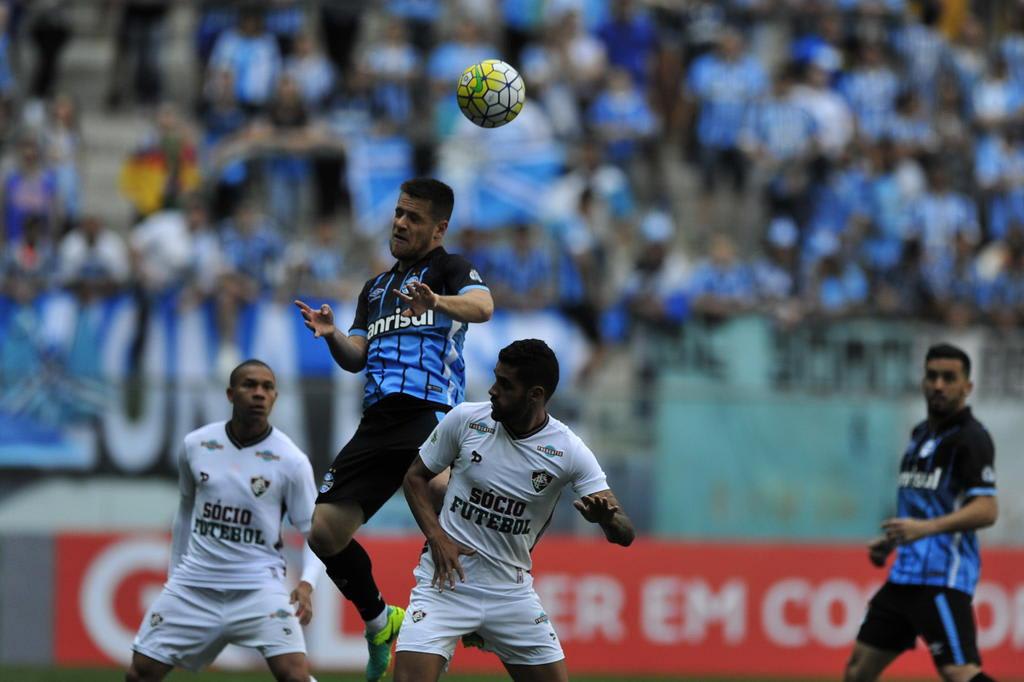 Maicon lamenta bobeira, cita ansiedade do Grêmio e afirma: É hora de ficar quieto e trabalhar