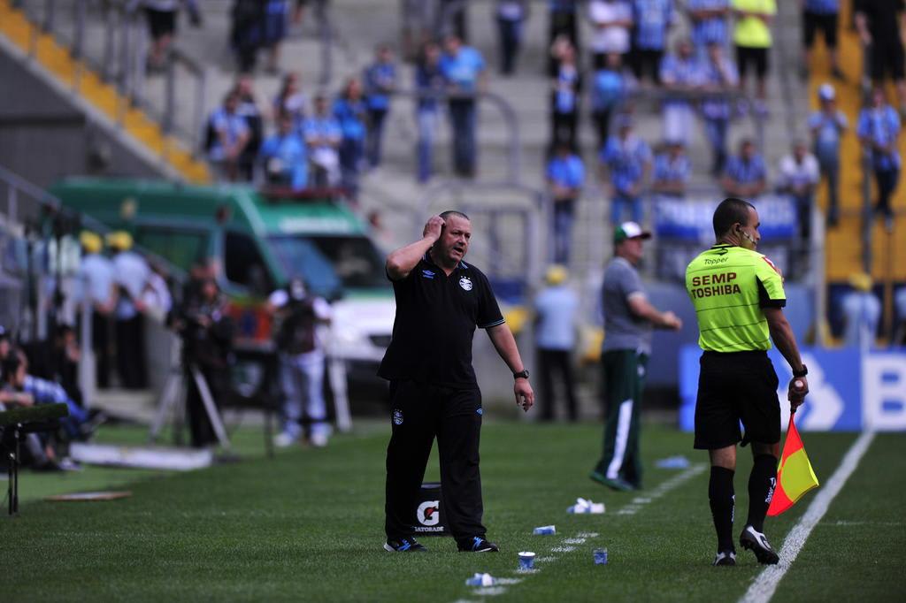 James Freitas fala em perda de confiança no Grêmio: Fase não é boa e gera ansiedade