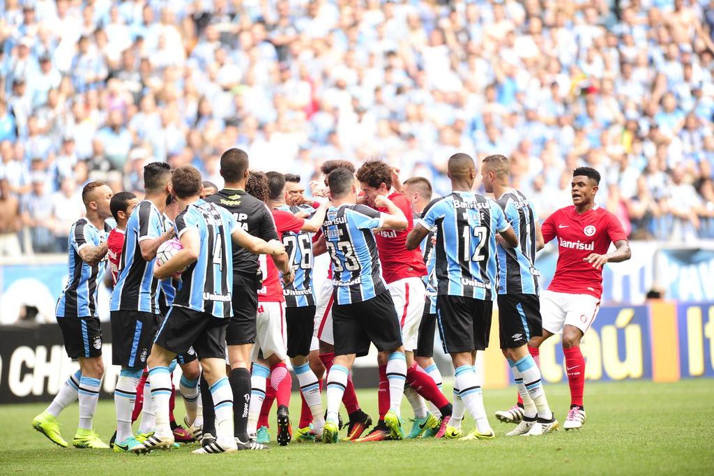 Em jogo marcado por confusão e agressões, Grêmio e Inter empatam sem gols na Arena